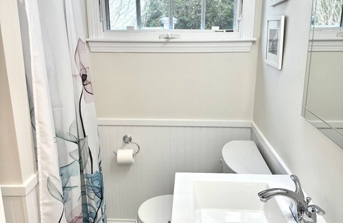 Newport East Cottage | Cute cottage located between First and Second Beaches.