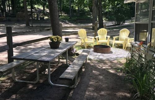 Mayfield Cottage | Cute Cottage on Arbutus Lake with Washer & Dryer, minutes to Traverse City