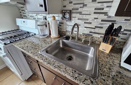 Richmond Apartment | Cute Cozy and Quiet Upstairs 2 Bedroom Apartment in Richmond CA