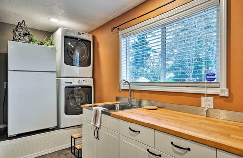 Boring House | Cute & Cozy PDX Area Townhouse: 31 Mi to Mt. Hood!