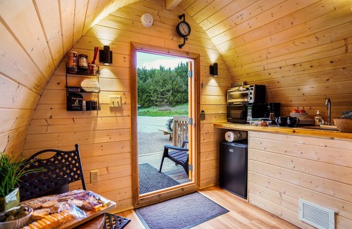 Ashland Cabin | Cute European Bungalow Cabin w/Hot Tub. 1 Double Bed and Pet Friendly!