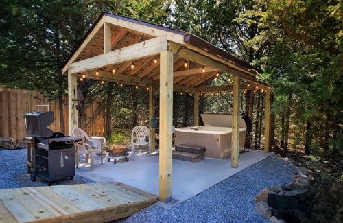 Ashland Cabin | Cute European Bungalow Cabin w/Hot Tub. 1 Double Bed and Pet Friendly!