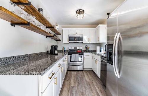 North Raleigh House | Cute home w firepit & king bed -starts at 3.5k/month