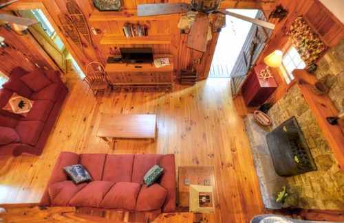 Sylva House | Cute On The Creek 1 Bedroom Cabin by Redawning