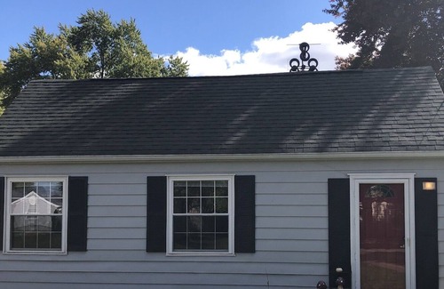 Massillon Cottage | Cute retro stay with vintage kitchen, fenced yard, new king sized bed