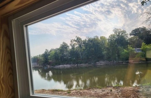 Fred House | Cute Tiny Home on the River
