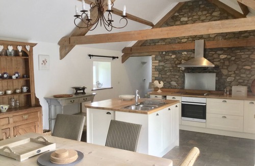 Llandovery House | CwCw Barn - Cuckoo Barn, on a hillside near the Brecon Beacons