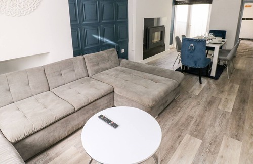Kidwelly Cottage | CWTCH CARIAD, pet friendly, with a garden in Kidwelly