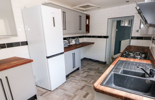 Kidwelly Cottage | CWTCH CARIAD, pet friendly, with a garden in Kidwelly