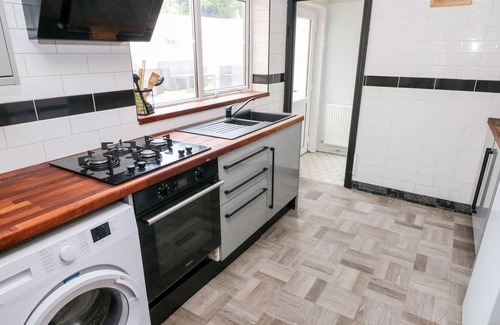 Kidwelly Cottage | CWTCH CARIAD, pet friendly, with a garden in Kidwelly