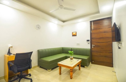 Sector 26A Apartment | Cyber Hub retreat near Global foyer