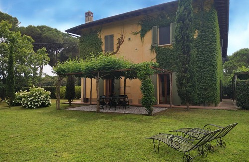 Vecchiano House | Cypress farmhouse in the park, sea and city of art