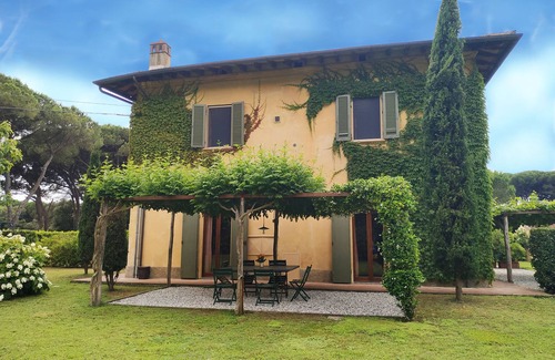 Vecchiano House | Cypress farmhouse in the park, sea and city of art