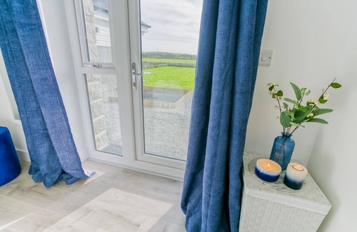 Llanfaethlu Cottage | Cysgod y Llanw - an on the beach that sleeps 6 guests in 3 bedrooms