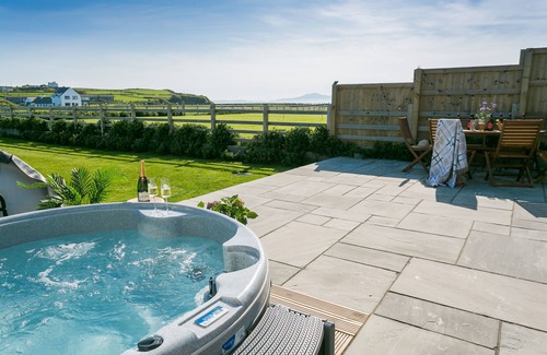 Llanfaethlu Cottage | Cysgod y Llanw - an on the beach that sleeps 6 guests in 3 bedrooms