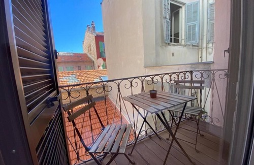 Liberation Apartment | Détendez Vous Dans cet Appartement 2 Pièces Calme Élégant Rénové Entièrement