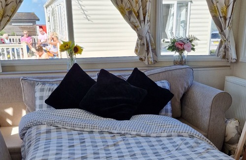 St Margaret's at Cliffe Cabin | D&AShortBreaks-StMargaretsBay-WiFi-Parking