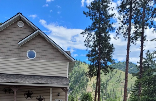 Superior Apartment | D-Cozy downstairs 2 bdrm/1ba apartment