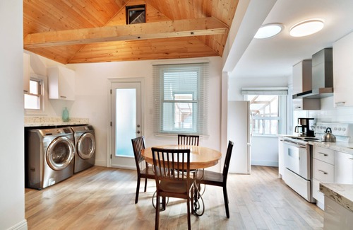 New Toronto House | D&D Hideaway in South Etobicoke. Cozy 3-BR Home w/ Garden Nr Lake & Parks.
