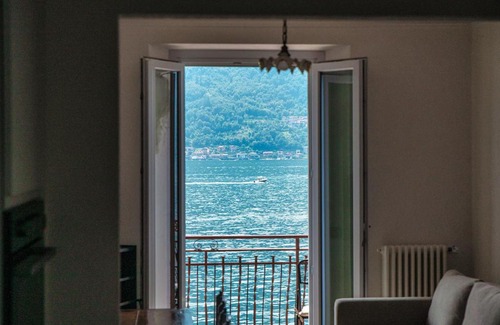 Colonno Apartment | Da Flora - Lakefront view - PRIVATE GARAGE - AC