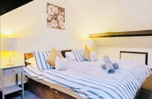 Cwm Frwd Oer House | Daffodil Apartment 4 Bedroom in Pontypool