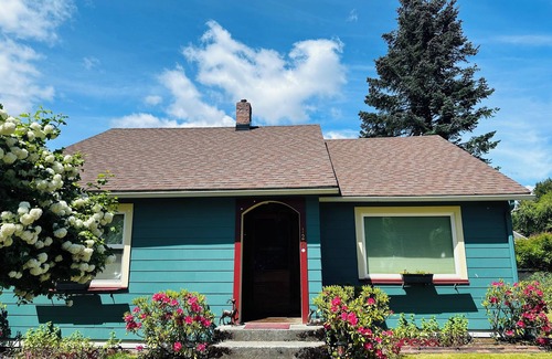 Packwood House | Daffodil Cottage! Downtown Packwood, walk to brewery, restaurants, shops! WIFI