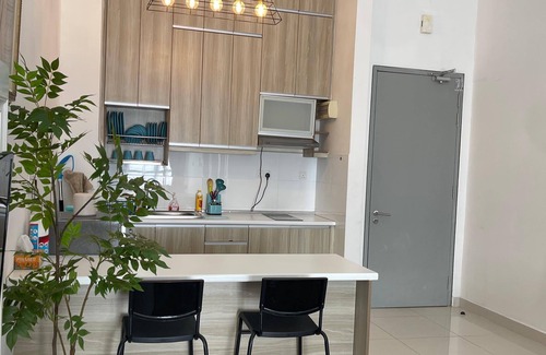 Kota Warisan Apartment | Dahlia Suite KLIA in enchanting Sepang with WiFi, Netflix, AC, Swimming Pool,Gym