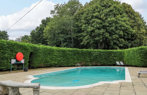 Pevensey Cottage | DAISY COTTAGE, pet friendly, with pool in Stone Cross