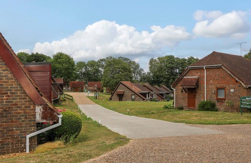 Pevensey Cottage | DAISY COTTAGE, pet friendly, with pool in Stone Cross
