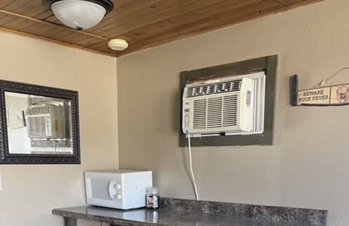 Faulkton House | Dakota Landing Cabins & Motel: 8-Cozy, newly remodeled cabin