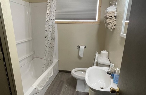 Faulkton Cabin | Dakota Landing Cabins & Motel: #14-Cozy, newly remodeled cabin