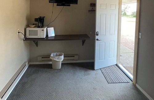Faulkton House | Dakota Landing Cabins & Motel: Room #1-Cozy, newly remodeled motel room
