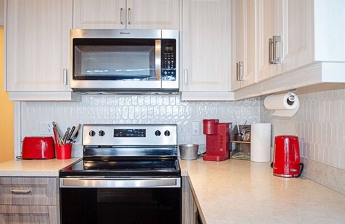 Carden Cottage | Dalrymple Blue- 3Br, Waterfront Cottage