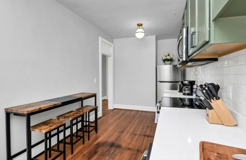 Shandon Apartment | Dana's Cottage| 1 King Bed | Close to USC Stadium