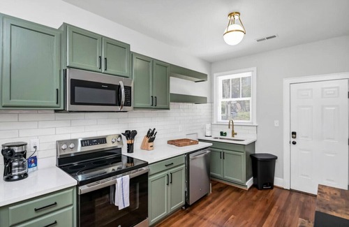 Shandon Apartment | Dana's Cottage| 1 King Bed | Close to USC Stadium