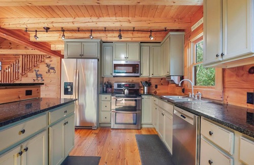 Lake Lure Cabin | Dancing Falls Lodge: Overlooks Dirty Dancing Scene: Stream/Pond/Fire Pit/Hot Tub