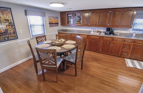 Lucas House | Dandy Times at Barren River Lake. Relax at your cozy farmhouse away from home.