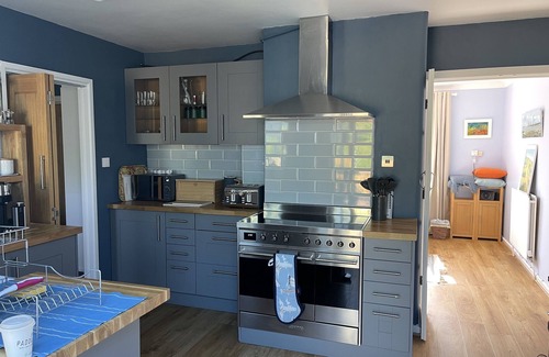 New Forest District House | DaneSide New Forest 3 bed house. Hot tub, on stream by sea & shops. Dog friendly