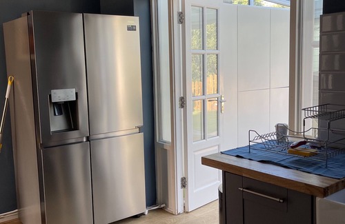 New Forest District House | DaneSide New Forest 3 bed house. Hot tub, on stream by sea & shops. Dog friendly