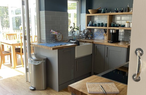 New Forest District House | DaneSide New Forest 3 bed house. Hot tub, on stream by sea & shops. Dog friendly