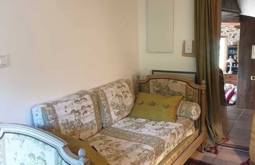 Mussy-sous-Dun Bed & Breakfast | Dans Ancienne Ferme Restaurée - Chambre Avec Petit Salon et SdB Internet:wifi