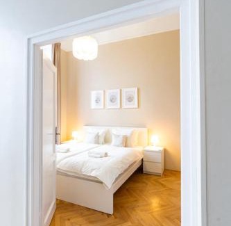 Budavar Apartment | Danube Waterfront View at Chain Bridge