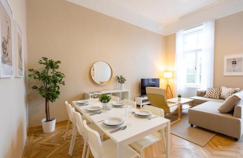 Budavar Apartment | Danube Waterfront View at Chain Bridge