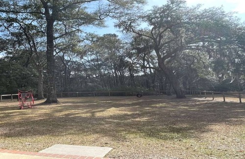 Bluffton Cottage | Darling Cottage on PRIVATE LAKE & acreage