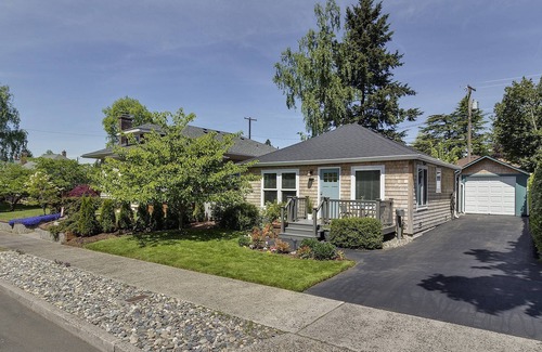 Downtown Vancouver House | Darling Downtown Vancouver Cottage, Single Level, BBQ, Huge Patio With BBQ, Walk to Most Everything
