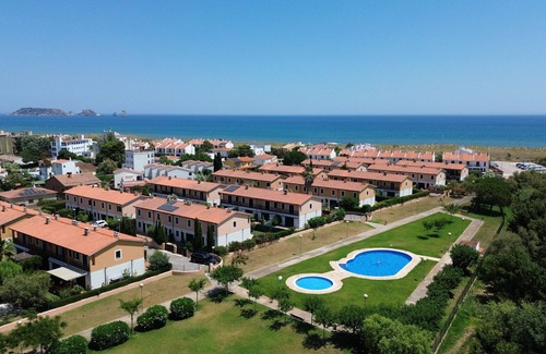 Mas Pinell Ski Chalet | Daró 3D 49 - modern, pool, corner house, 250m from the beach