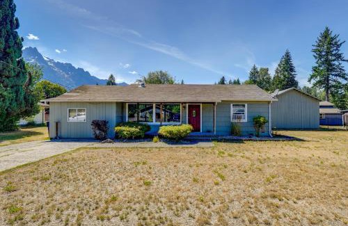 Darrington House | Darrington Rental with Private Yard and Mountain Views