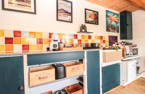 Totnes Cottage | DART VIEW HIDEOUT, pet friendly, character holiday cottage in Totnes