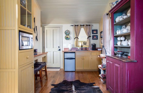 Fredericksburg Cabin | Das Solheid Sunday House | Close to Main