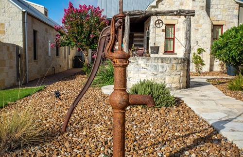 Fredericksburg Cabin | Das Solheid Sunday House | Close to Main